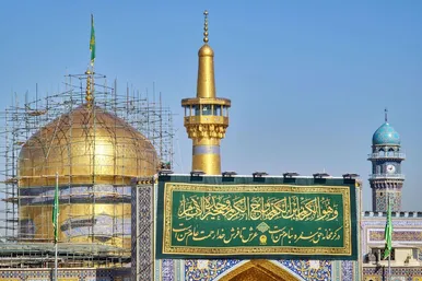عکس‌هایی از نصب کتیبه‌های ولادت امام حسن مجتبی(ع) در حرم مطهر رضوی