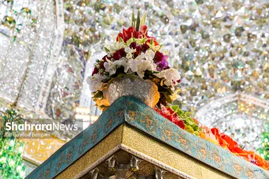 آیین تعویض پرچم گنبد منور حرم مطهر رضوی