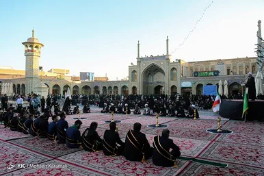 آیین تعویض پرچم گنبد حرم حضرت معصومه(س)