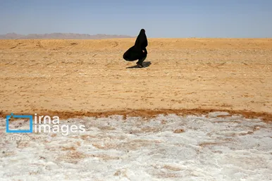 گزارش تصویری | برداشت نمک در دل کویر