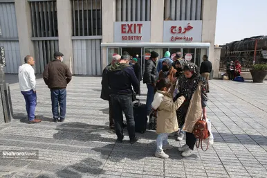 ورود مسافران نوروزی به مشهد از راه آهن