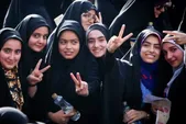 میان آزادی و مراقبت | راهبردهای مادران برای تربیت دختران نوجوان