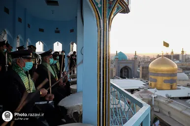 تعویض پرچم گنبد و پوش ضریح مطهر حرم رضوی همزمان با سوم ربیع الاول
