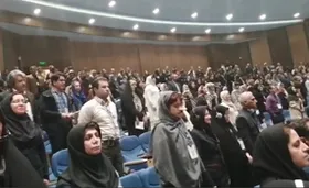 چند ثانیه ای جالب از هیپنوتیزم کردن تمام حاضرین در کنگره بین&zwnj;المللی هیپنوتیزم