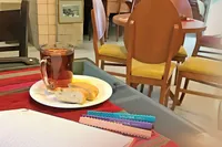 خواندن کتاب مهم‌تر است یا خوردن و نوشیدن؟ | یک مطالعه ناآرام در کافه کتاب های مشهد