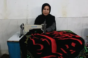 گل&zwnj;هایی که نام &laquo;یا زهرا (س)&raquo; دارند | خدمت به مردم با پرچم دوزی مذهبی