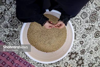 گزارش تصویری | بانوان مشهدی برای مردم حاضر در خیابان ها غذای نذری می پزند