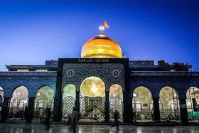 تصویری از تشرف آیت الله خامنه&zwnj;ای به حرم حضرت زینب (س) در سال ۶۳