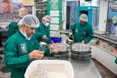میزبانی قائم‌شهری‌ها از زائران رضوی در چایخانه امام رضا (ع)