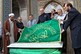 رونمایی از سنگ مزار جدید حضرت عبدالعظیم حسنی(ع) با هنر دست هنرمندان شیرازی