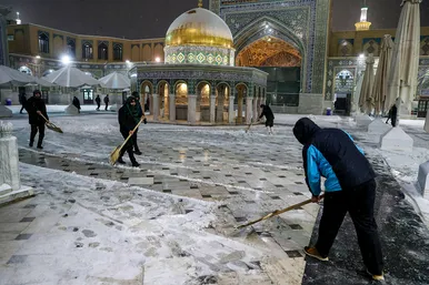 بارش برف در حرم مطهر رضوی