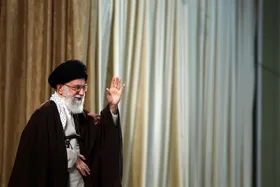 آن شب بوی بهشت در کوچه پیچید| دیدار بی&zwnj;تکلف آیت&zwnj;الله خامنه&zwnj;ای _رهبر شهید انقلاب_ با خانواده&zwnj;ای که دو شهید داده بودند