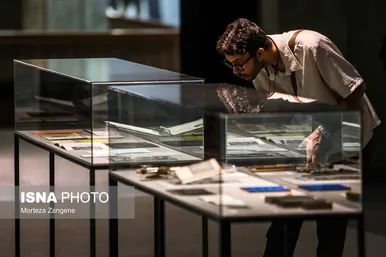 عکس‌هایی از نمایشگاه «به گزارش زنان» در موزه هنرهای معاصر تهران