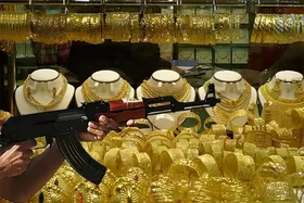 ویدئو |  سرقت مسلحانه دزدان نقابدار از طلافروشی اسلامشهر و لحظه هدف&zwnj;قرارگرفتن پلیس