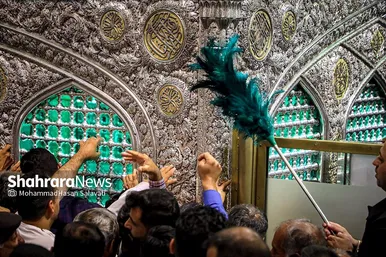 مراسم تعویض پرچم گنبد و پوش ضریح حرم مطهر ثامن الحجج (ع)