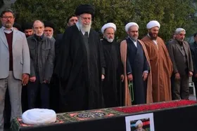 اقامه نماز رهبر معظم انقلاب بر پیکر آیت&zwnj;الله امامی کاشانی + فیلم