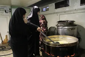 آیا بانوان برای نذر کردن و برپایی مراسم عزاداری اهل بیت (ع) باید از شوهر خود اجازه بگیرند؟ | فتوای مراجع تقلید پاسخ می&zwnj;دهد