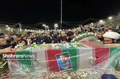 استقبال زائران و مجاوران حرم امام‌رضا(ع) از پیکر شهید امیرعبداللهیان