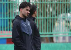 کسری طاهری به سپاهان پیوست؛ مهاجم جوان طلایی&zwnj;پوش شد + عکس