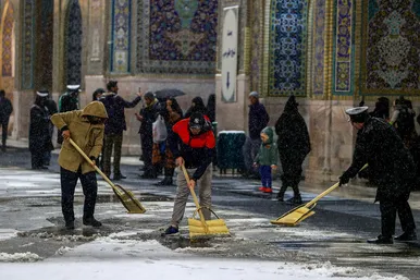 بارش برف در حرم مطهر رضوی
