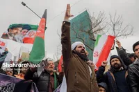 تجمع مهاجران افغانستانی در محکومیت جنایات آمریکایی - صهیونیستی علیه ایران، مقابل دفتر سازمان ملل در مشهد + فیلم
