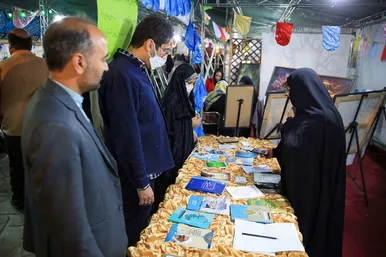 بازدید مدیر کل ارشاد از نمایشگاه قرآن در بوستان های شهر