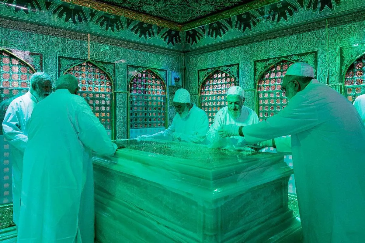 آیین غبارروبی ضریح مطهر رضوی همزمان با سالروز آغاز امامت امام زمان (عج) برگزار شد