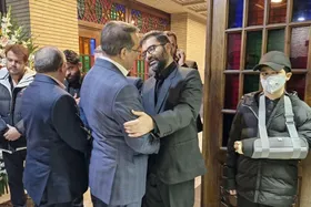 حضور مشاور و دستیار رهبر معظم انقلاب به همراه رئیس&zwnj;جمهور در مراسم ترحیم خانواده سقاب&zwnj;اصفهانی (۱۷ آذر ۱۴۰۴) + فیلم