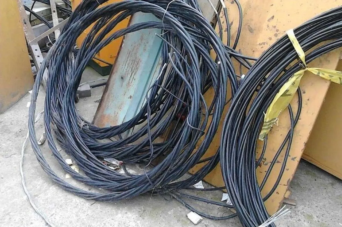 سارق کابل‌های مخابراتی در مشهد به دام افتاد (۲۵ دی ۱۴۰۲)