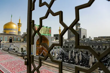 تعویض پرچم گنبد و پوش ضریح امام رضا (ع)