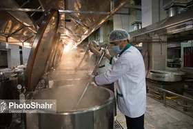 آماده سازی غذای متبرک مهمانسرای حضرت رضا (ع)