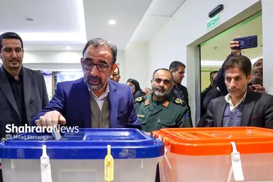 حضور مسئولان استان خراسان‌رضوی پای صندوق‌های رای