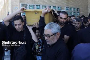 عکس‌هایی از تشییع پیکر پدر خداداد عزیزی در مشهد