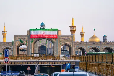 عکس| اهتراز پرچم ایران اسلامی در ورودی‌های حرم مطهر رضوی در آستانه دهه فجر (۱۱ بهمن ۱۴۰۳)