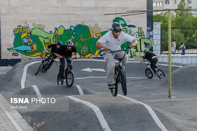 گزارش تصویری | ورزش‌های خیابانی؛ دوچرخه سواری BMX در جنوب تهران