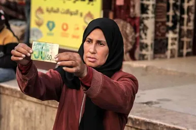 گزارش تصویری | زن فلسطینی با ترمیم اسکناس‌های پاره امرار معاش می‌کند