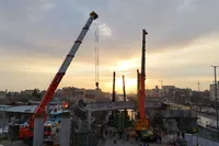 نصب ۴ تیر پیش‌ساخته دوربرگردان غیرهمسطح شرق ابوطالب مشهد در ۴۸ ساعت