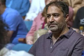 &laquo;تک&zwnj;گویی&zwnj;های زنانه بر اساس حروف الفبا&raquo; افشین هاشمی روی صحنه تئاتر آمریکا
