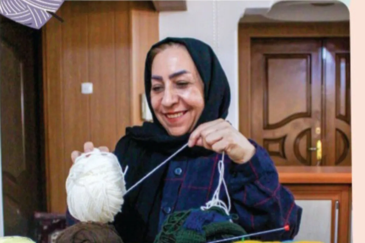 از لباس گرم برای رزمندگان تا کلاه پاکبانان | روایت زندگی خانم معلم محله جنت مشهد که ۵ دهه مهربانی بافت