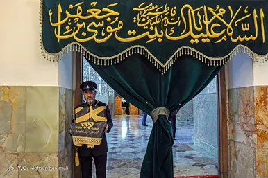 آیین تعویض پرچم گنبد حرم حضرت معصومه(س)