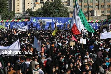 اجرای سرود «سلام فرمانده» با حضور دهه هشتادی و نودی ها در عرصه میدان شهدا مشهد