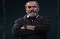 سیامک انصاری به جای آتیلا پسیانی در نقش «برانلو» روی صحنه می‌رود