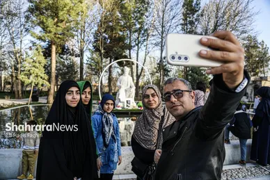گزارش تصویری | حضور مسافران نوروزی در آرامگاه فردوسی در نوروز ۱۴۰۵