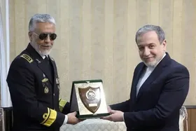 نشان ارتش جمهوری اسلامی ایران به وزیر امور خارجه اهدا شد