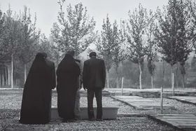 یک &laquo;نون&raquo; یا &laquo;ی&raquo; کشـیده روی بافتی سـیمانی