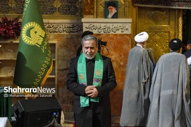 گزارش تصویری | تعویض پرچم گنبد حرم مطهر رضوی به مناسبت میلاد امام رضا(ع)