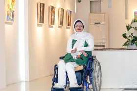 گفت&zwnj;وگو با بانویی که ۱۶ سال است قطع نخاع شده، اما ۳۰۰ اثر نقاشی با دهان ثبت کرده است