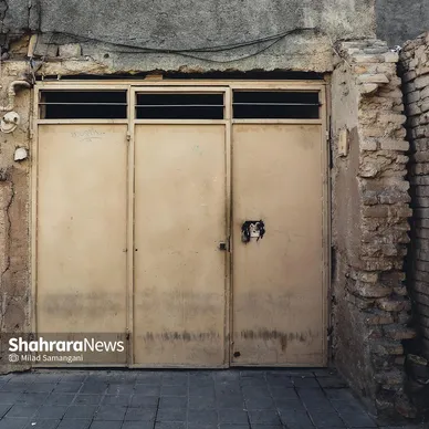 نشسته‌ام به در نگاه می‌کنم