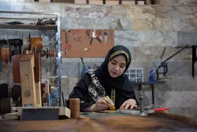 پادکست | ایجاد شغل با هنر چرم&zwnj;دوزی برای ده&zwnj;ها نفر توسط بانوی مشهدی