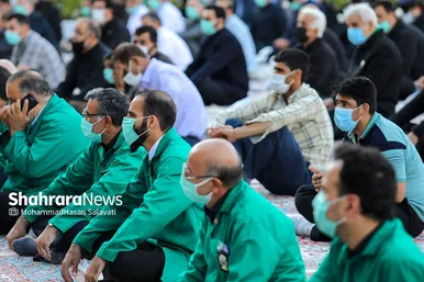 اهتزاز پرچم عزای حسینی بر فراز گنبد حرم رضوی